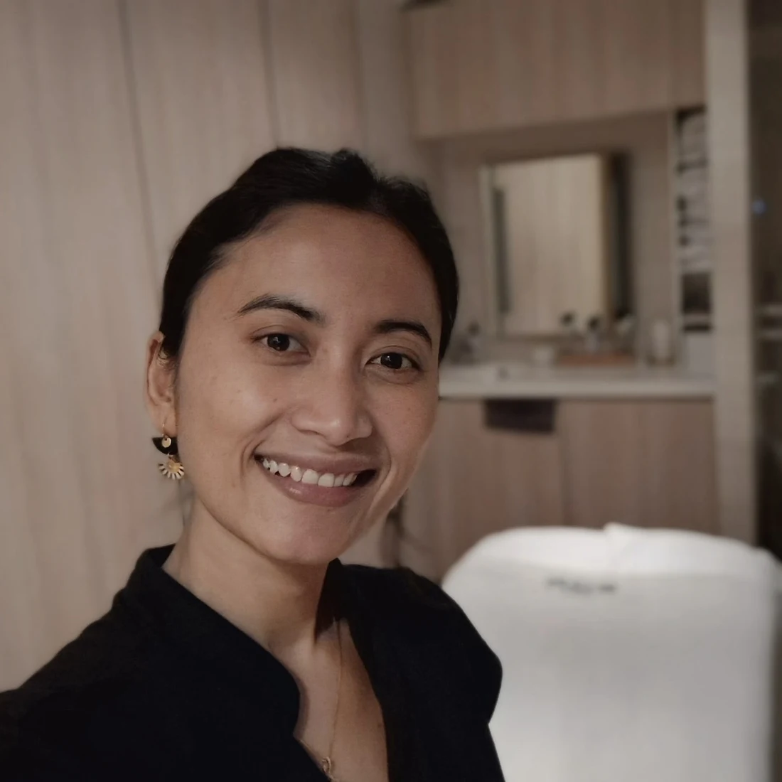 Elin souriante dans son cabinet de massage